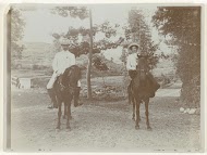 Het echtpaar Letterie te paard in de natuur te Patjet