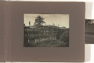 Steigerconstructie van hout waarop vijf mannen staan