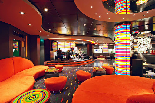 An ode to jazz, the Manhattan Bar on MSC Fantasia is a stylish lounge where guests can listen to live music and sip fine whiskies, cognac and top-shelf liquors. 