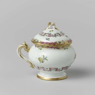 Pasteipot,rond,met deksel en oor, behorend bij een servies met geslingerd lintmotief met bladertakken, bloemboeketten en gestrooide bloemtakken