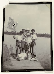 Kinderen op de steiger van plantage Accaribo, Suriname