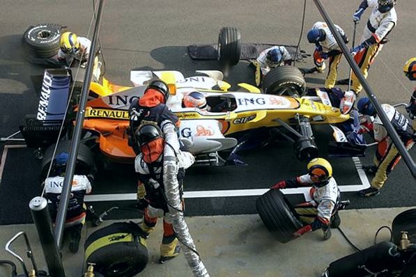 [N.Piquet-makes-a-pit-stop-in-Spanish-GP-2008_formula1.com.jpg[25].jpg]
