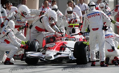 pit stop, mechanics, technics, toyota, white, red, refuelling, tyres, car, f1, auto sport, sport car, racing, picture, formula one