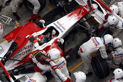 Trulli, pit stop, mechanics, refuelling, auto sport, sport car, panasonic, f1 car, red-and-white car, people, croud, driver, racer, race, car repair, picture, photo, denso 
