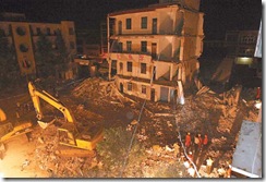 搜救人員漏夜在重慶一處倒塌的小學校園搜尋生還者。 法新社