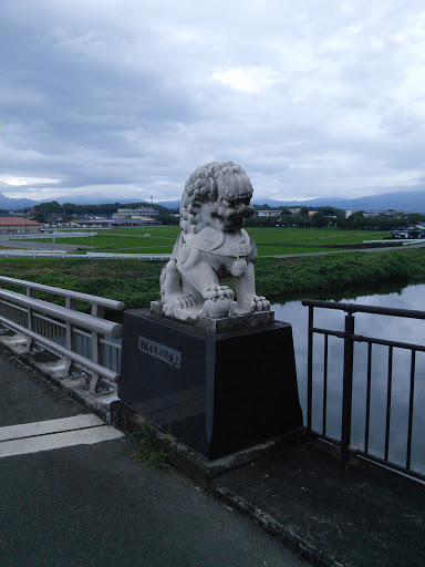 橋の獅子の像