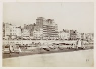 Gebouwen waaronder het Grand Hotel en boten aan het strand van Brighton