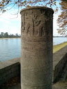 Distanzsäule am Rhein