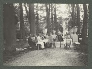 Familie Kessler dineert in de tuin van landgoed De Pauw