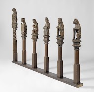 Dertien wapendragende figuren van de balustrade en stadhoudersstoel uit de Rolzaal van het Hof van Holland, Den Haag