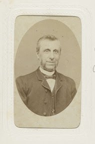 Studioportret van een man met grote bakkebaarden