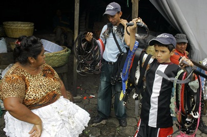 NIÑOS TRABAJADORES. Jervin Sánchez, de 8 años, vende cinchos junto a su padre Carlos Sánchez, de 31 años, en el mercado La Tiendona. Foto de La Prensa, Oscar Leiva