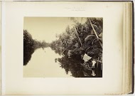 Europeaan op vlot in de Wampoe rivier, Tandjong Poera,  Langkat Sumatra