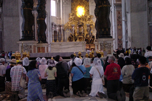 聖ピオ十世会アジア管区による２０００年の大聖年のローマ巡礼の記念写真より：SSPX District of Asia, Asian Pilgrims to Rome Year 2000. 