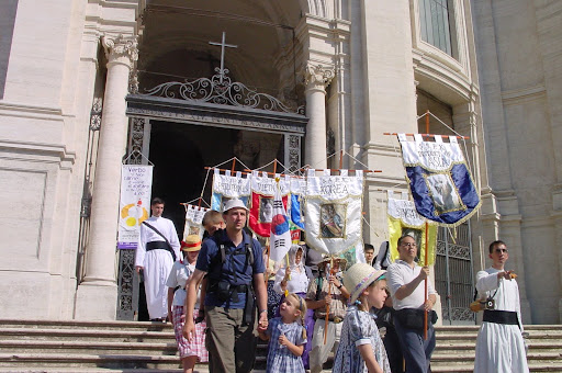 聖ピオ十世会アジア管区による２０００年の大聖年のローマ巡礼の記念写真より：SSPX District of Asia, Asian Pilgrims to Rome Year 2000. 