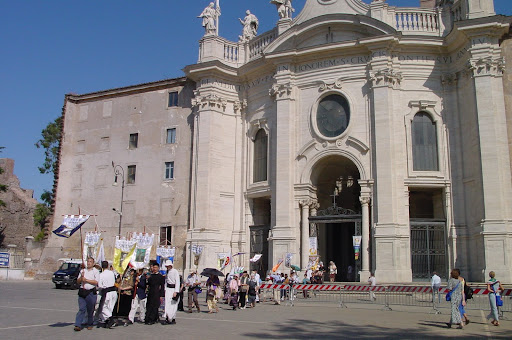聖ピオ十世会アジア管区による２０００年の大聖年のローマ巡礼の記念写真より：SSPX District of Asia, Asian Pilgrims to Rome Year 2000. 