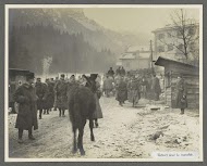 Groep militairen op weg naar de loopgraven in de Dolomieten, vermoedelijk Italianen
