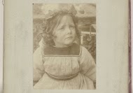 Portret van een meisje met een bloemenkrans