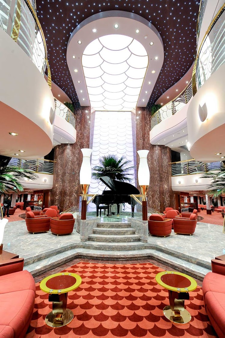 With palms, brilliant pops of color and a sparkling ceiling, MSC Magnifica's Le Gocce reception area beautifully evokes Italian style and design. 