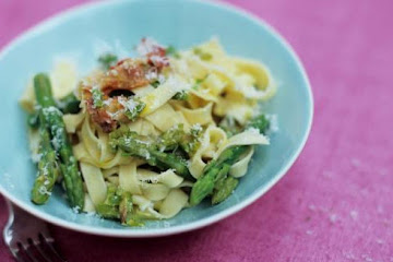 Tagliatelle with asparagus, crispy pancetta and Parmesan