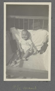 Acht en een halve maand oude baby Klaas Kleiterp in een box, vermoedelijk in Malang