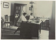 Het echtpaar Letterie in hun werkkamer in hun huis te Mojosari