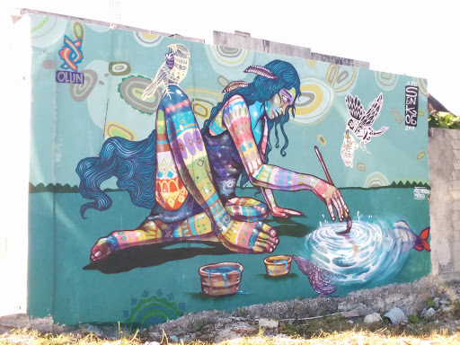 Mural De Una Mujer Pintando 