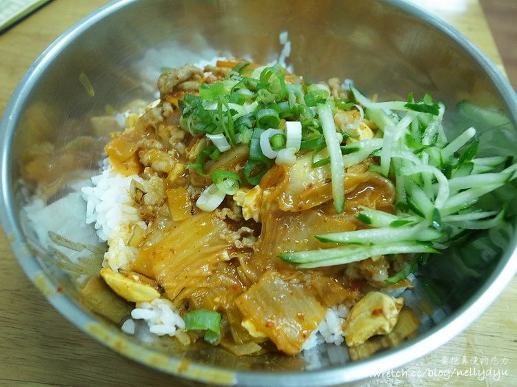 高雄三民。ㄚ舅創意料理，好吃不跳tone之泡菜鹹蛋蓋飯