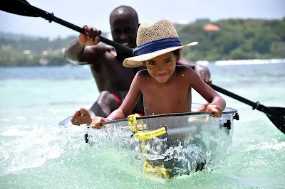 Steering a kayak along the southern beaches of Martinique, driver's license not required.