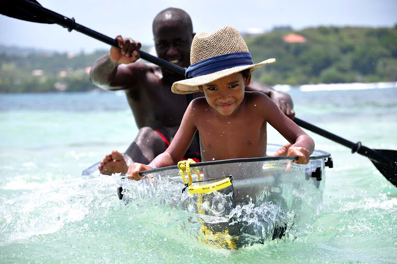Steering a kayak along the southern beaches of Martinique, driver's license not required.