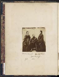 Portret van R.L. Bayliff, kapitein Bayliff in militair kostuum en S.C. Peel