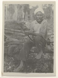 Een Hindostaanse werknemer in Moengo