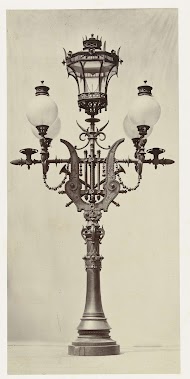 Vloerlantaarn met vier grote glazen bollen en een middenlantaarn, het bronzen frame is gedecoreerd