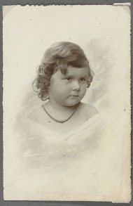 Portret van Tiny Kleiterp als kleuter, met een halsketting