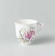 Kop, veelkleurig beschilderd met bloemboeket en strooibloemen