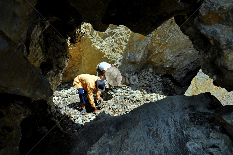 Penambang Batu by Yustinus Andhi Wuryanto - People Professional People