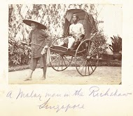 Man in een rikshaw die wordt voortgetrokken door een andere man