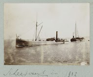 Platbodem en eenmaster op zee