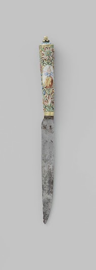 Mes met in reliëf geëmailleerde bloemen en een medaillon met een figuur in een landschap