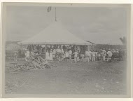 Feestelijkheden in Moengo in een tent