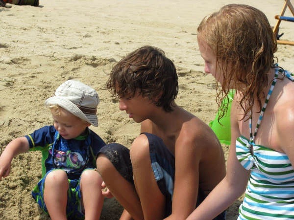 [On the beach, Michael Will Catharine[3].jpg]