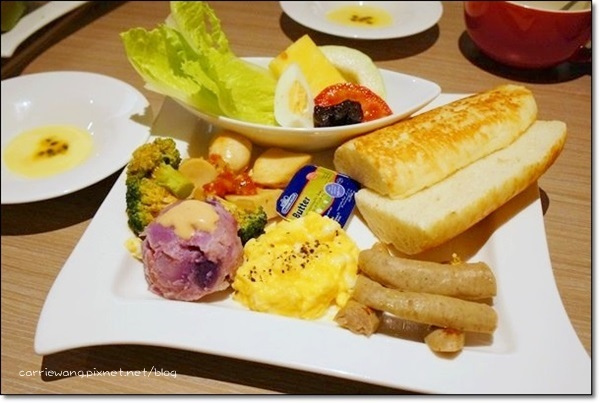 【台中早午餐】新奇咖啡．New & Surprising。樂活輕食內容豐盛，價格便宜，難怪生意爆衝