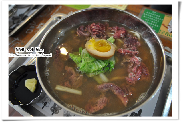 東海簡餐店，鋼杯麵，巧遇食尚玩家莎莎來拍攝呦