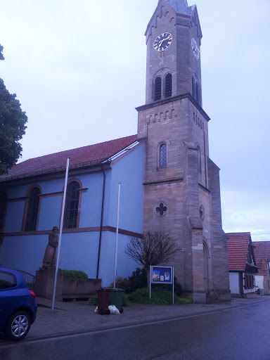 Kirche und Kriegsdenkmal in Erlenbach 