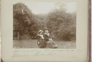 Tine en David Vermeulen op een stenen vis, Heisterbach