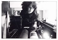 Suzanna aan de A3 offsetpers van vrouwendrukkerij Virginia