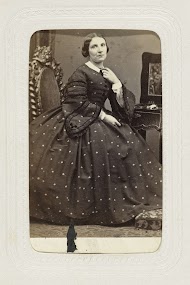 Studioportret van een vrouw in een crinolinejurk