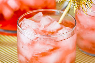 4-Ingredient Cocktail Recipe: Cranberry &#038; St. Germain Pitcher Sparkler