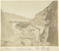 Zicht over de waterbassins en aangelegde kanalen in het bergachtige landschap in Aden