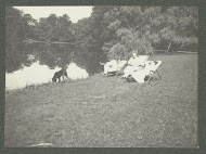 Zonnen op strandstoelen aan de vijver